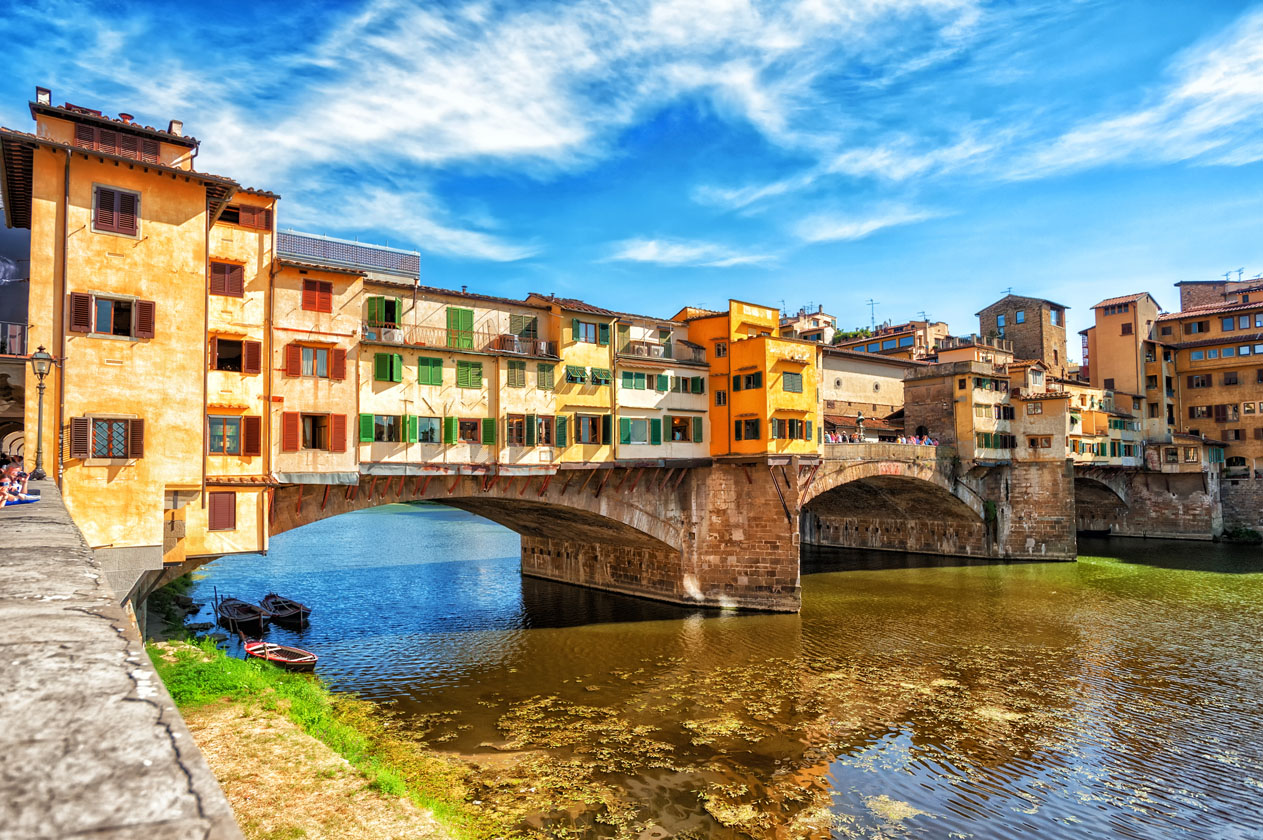 Slika prikazuje Ponte Vecchio u Firenci.