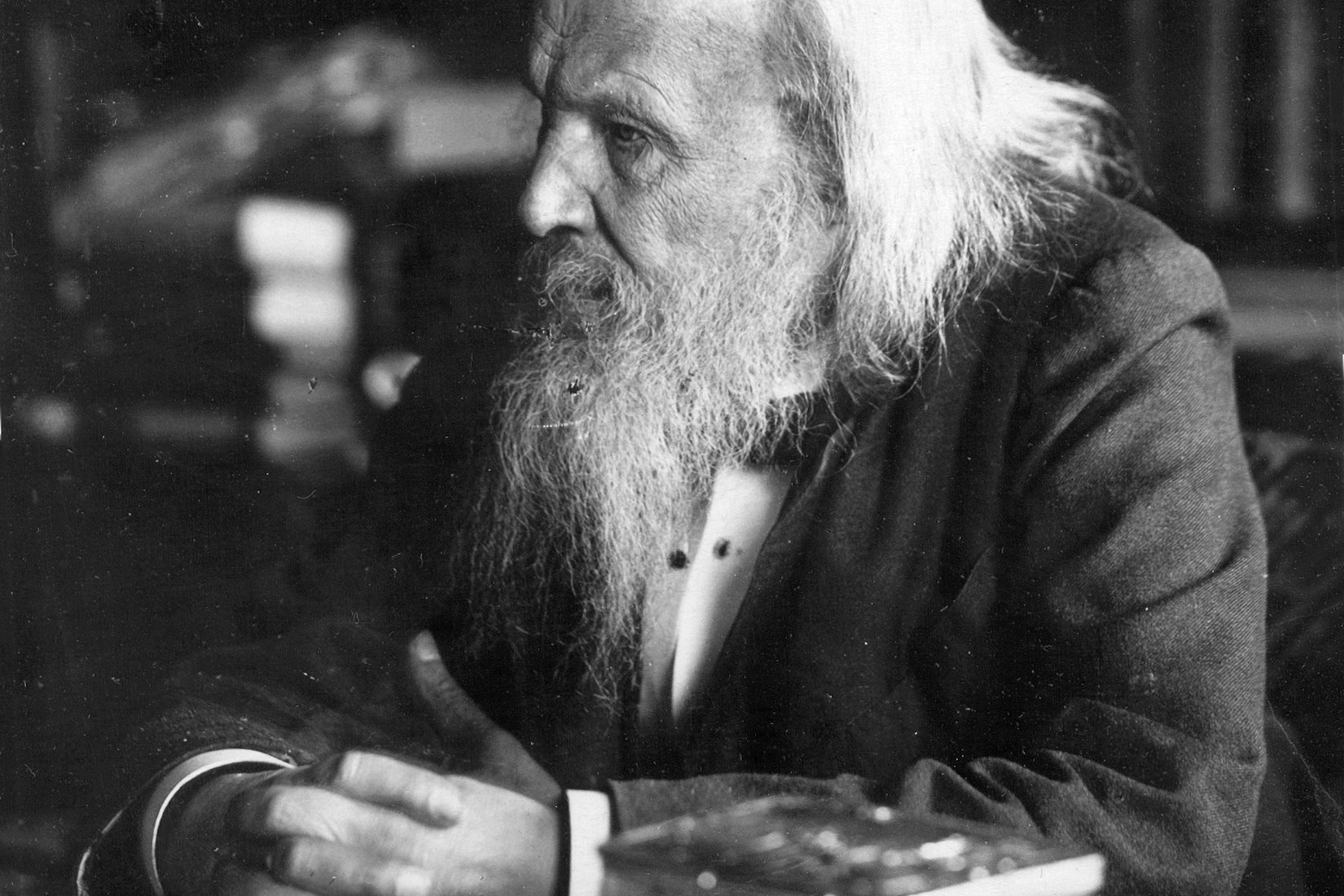 Fotografija prikazuje Dmitrija Ivanoviča Mendeljejeva (1834. – 1907.)