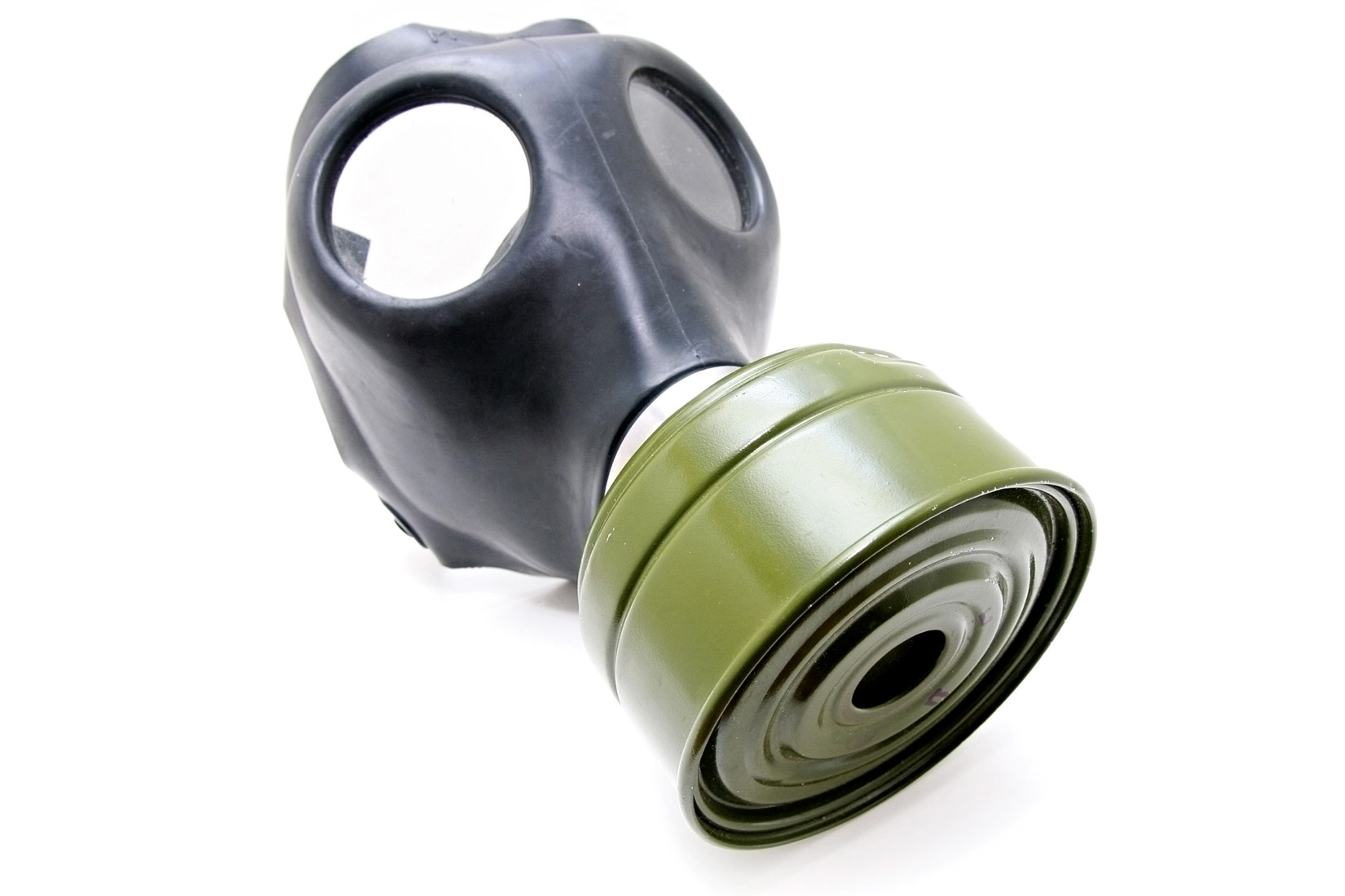 Fotografija prikazuje gumiranu zaštitnu plinsku masku crne boje sa zelenim filterom na vrhu. U filteru se nalazi aktivni ugljen, koristi se u zaštitnoj kaski jer dobro veže otrovne plinove iz okruženja.