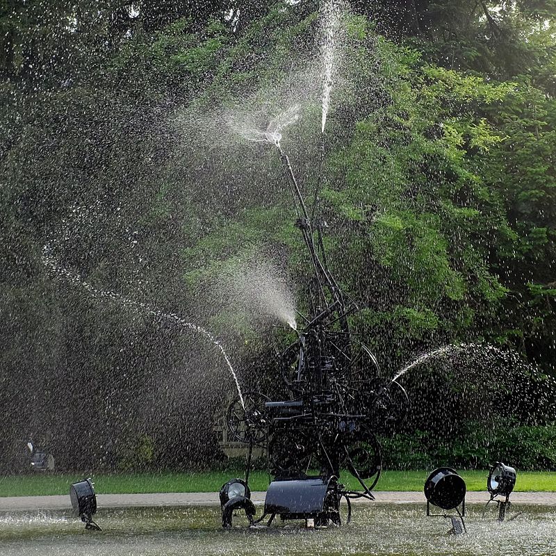 Jean Tinguely: Schwimwasser plasik, Basel, 1977.