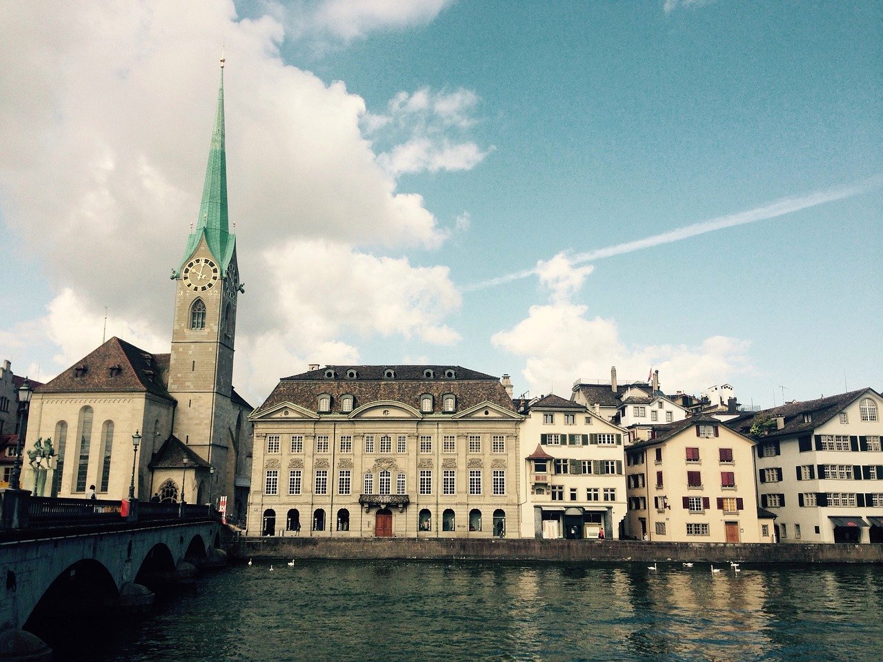 Slika prikazuje crkvu Fraumünster u Zürichu.