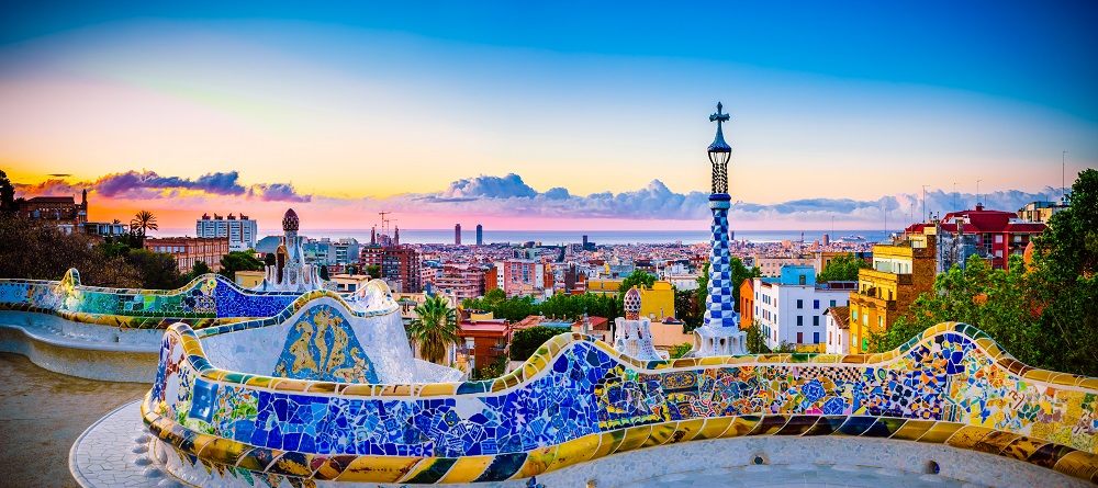 Slika prikazuje Park Güell u Španjolskoj.