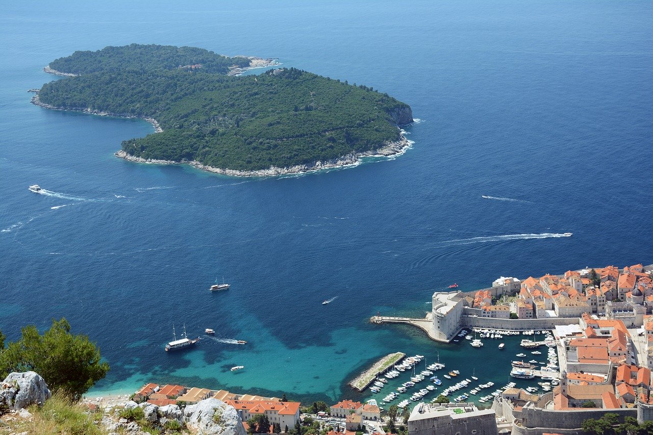 Na slici je prikazan otok Lokrum.