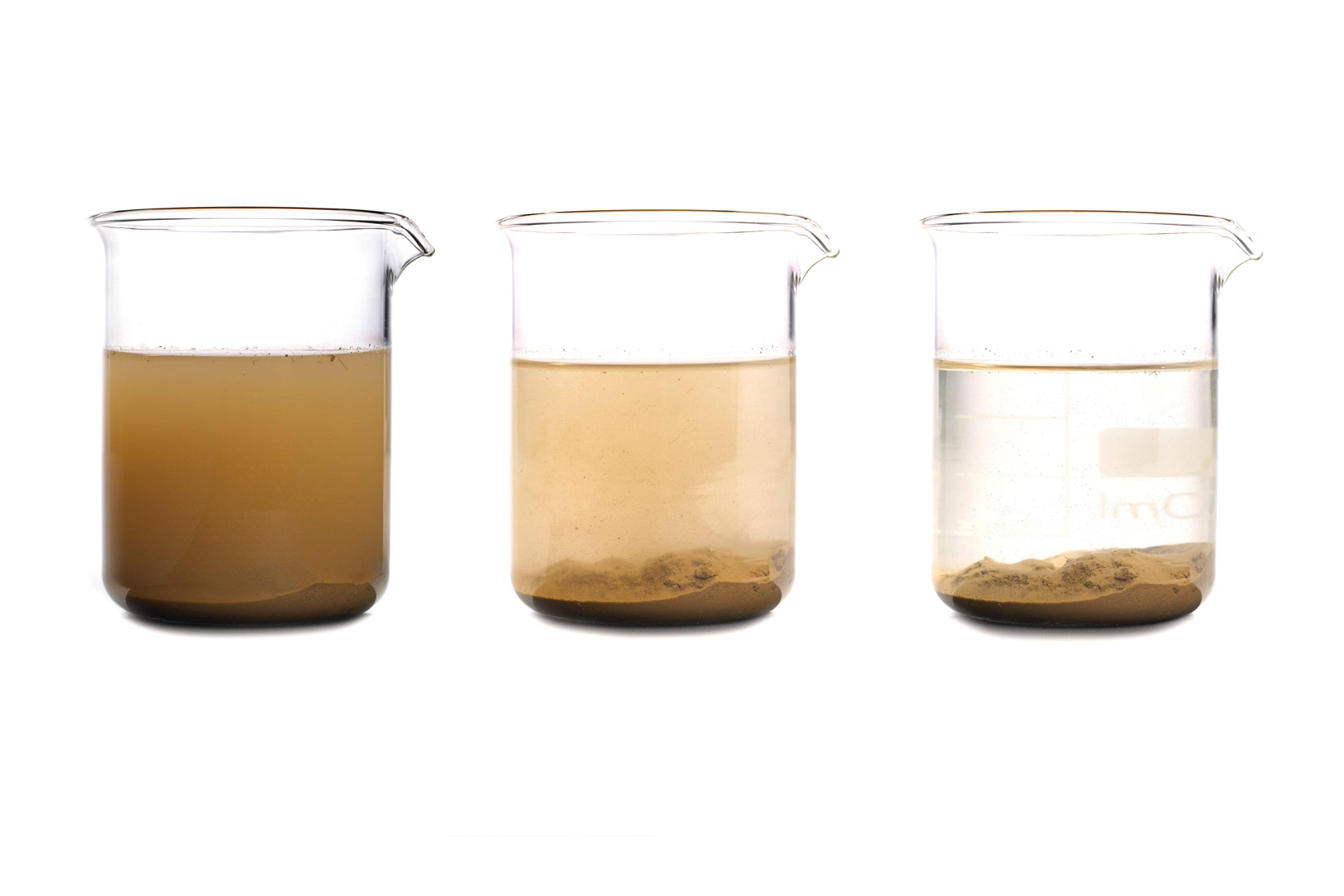 Na slici su prikazane tri staklene čaše s istim količinama tekućine. U prvoj je smeđa neprozirna tekućina. U drugoj je tekućina svjetlije smeđe boje i na dnu se vidi smeđi talog. U trećoj je prozirna (bistra) tekućina sa smeđim talogom na dnu.Opisana je sedimentacija (taloženje) tvari otopljene u tekućini i dekantiranje (odlijevanje) vode.