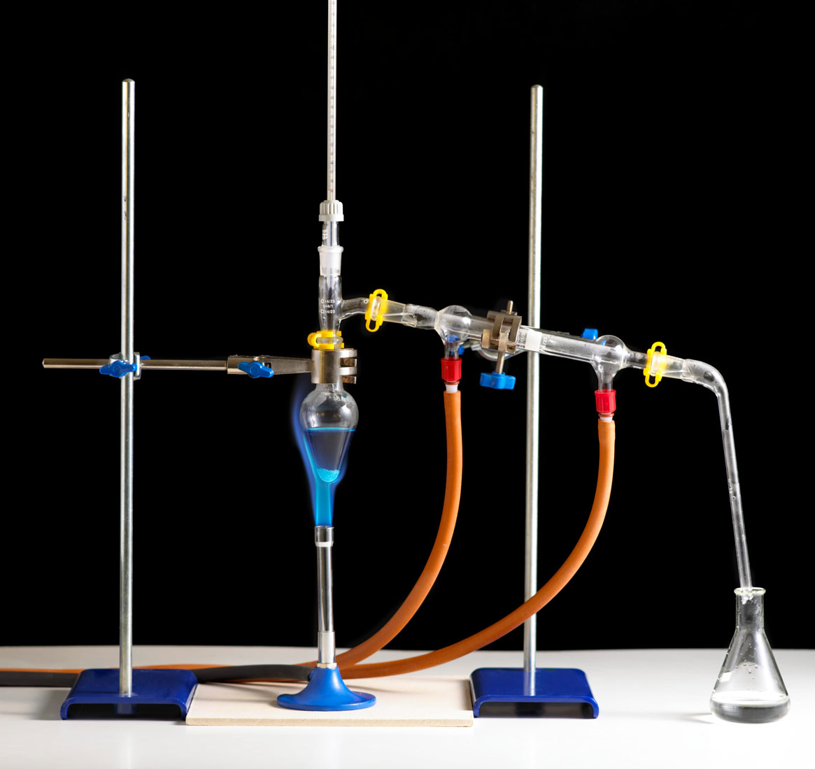 Na slici je prikazan aparat za destilaciju. Sastoji se od cjevčica (gornja je hladilo), plamenika i Erlenmeyerove tikvice.U tikvici se nalazi tekućina koja se zagrijava. Tekućina isparava i u gornjoj cjevčici se hladi. Hlađenjem para prelazi u tekućinu (kondenzacija). Donjom cjevčicom (koja ima nagib prema dolje) vodi se do tikvice koja sakuplja tekućinu (vodu).