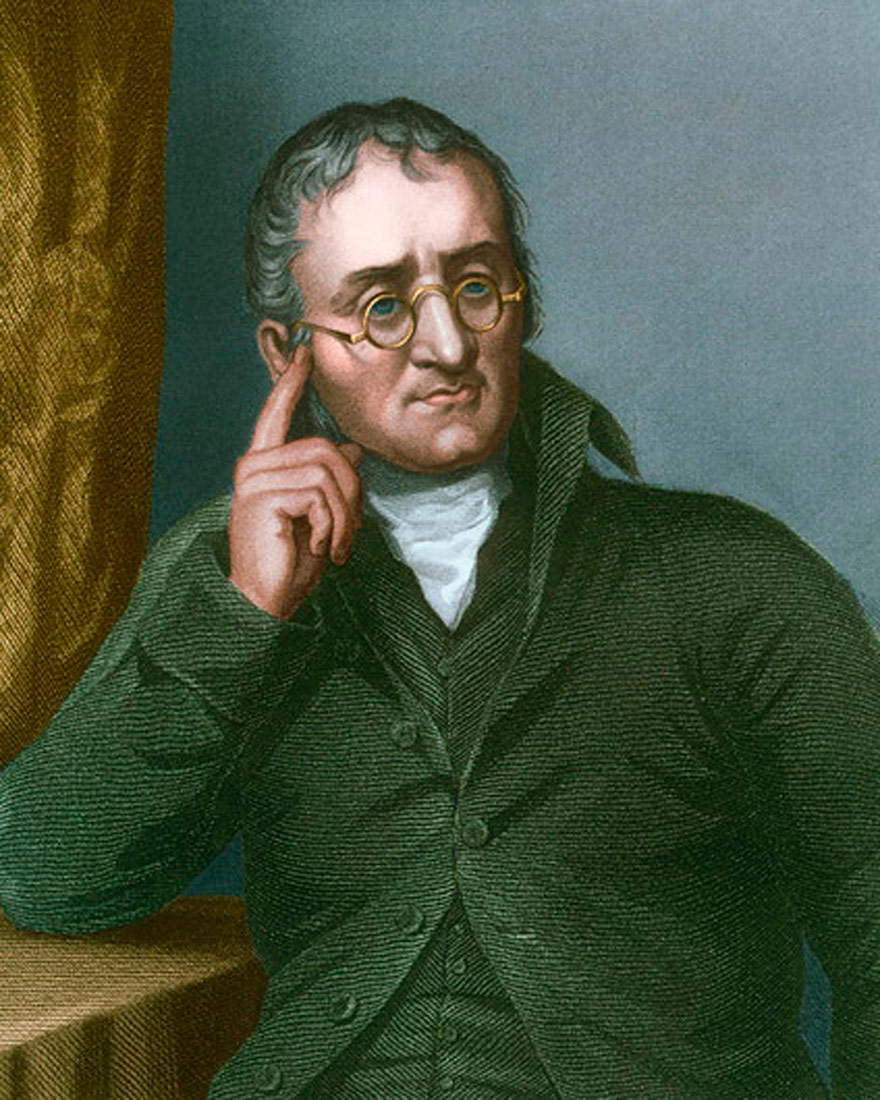 Slika prikazuje znanstvenika Johna Daltona , srednjih godina koji na slici sjedi. Obučen je u zeleni kaput i nosi naočale. Ima smeđu kratku kosu i zamišljen izraz lica.