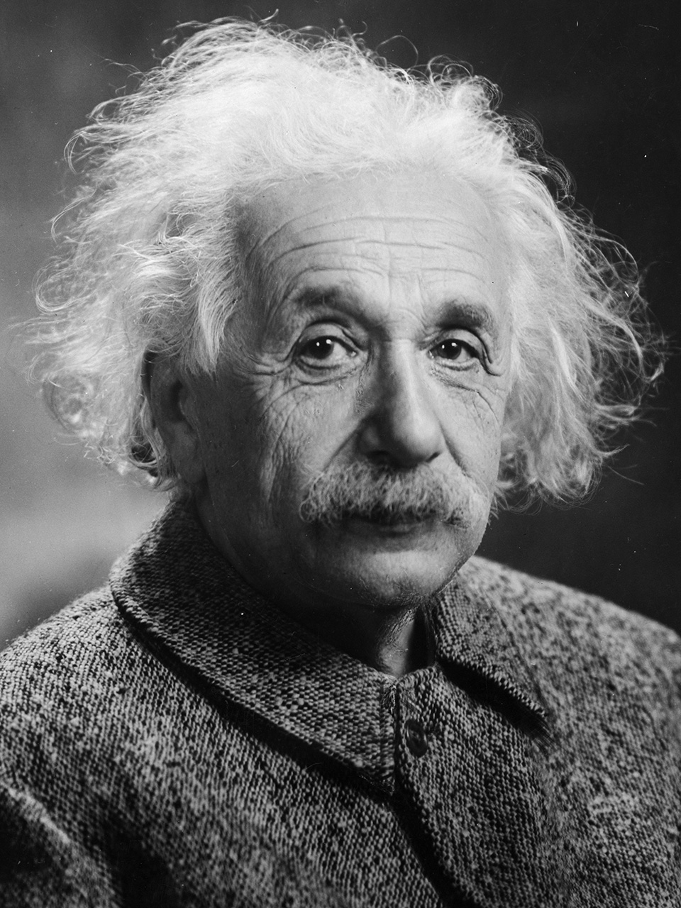 Crno-bijela fotografija Alberta Einsteina. 