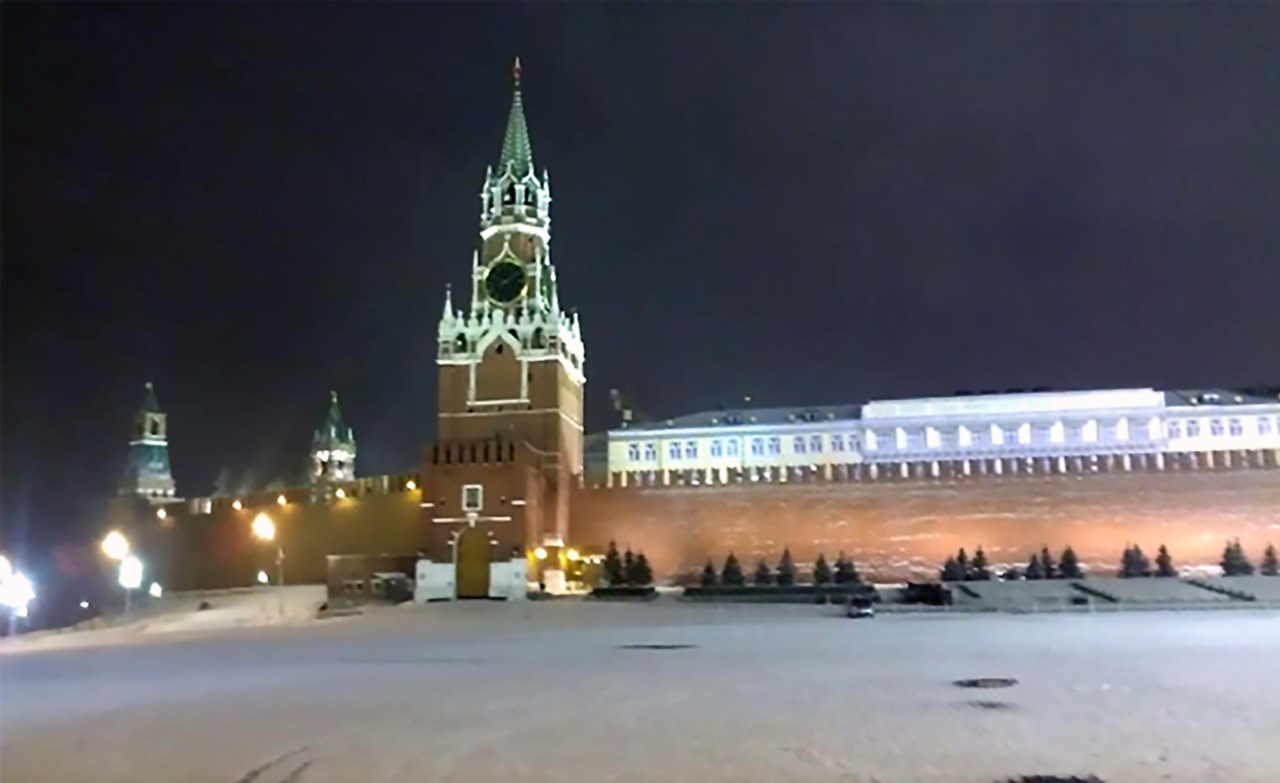 Noćna zimska panorama osvijetljene stare jezgre grada . 