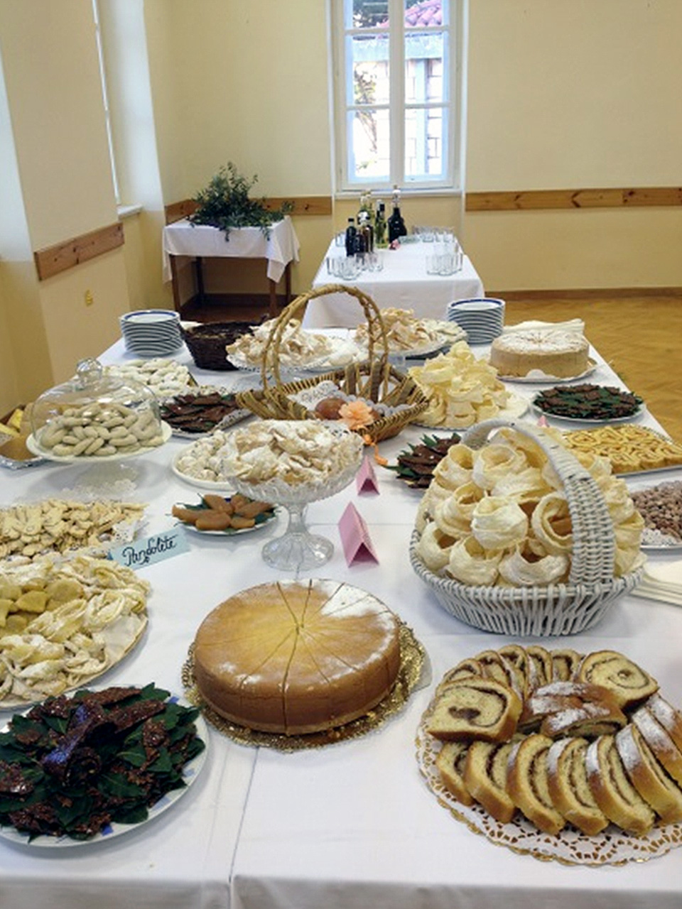Stol prepun različitih vrsta kolača. 