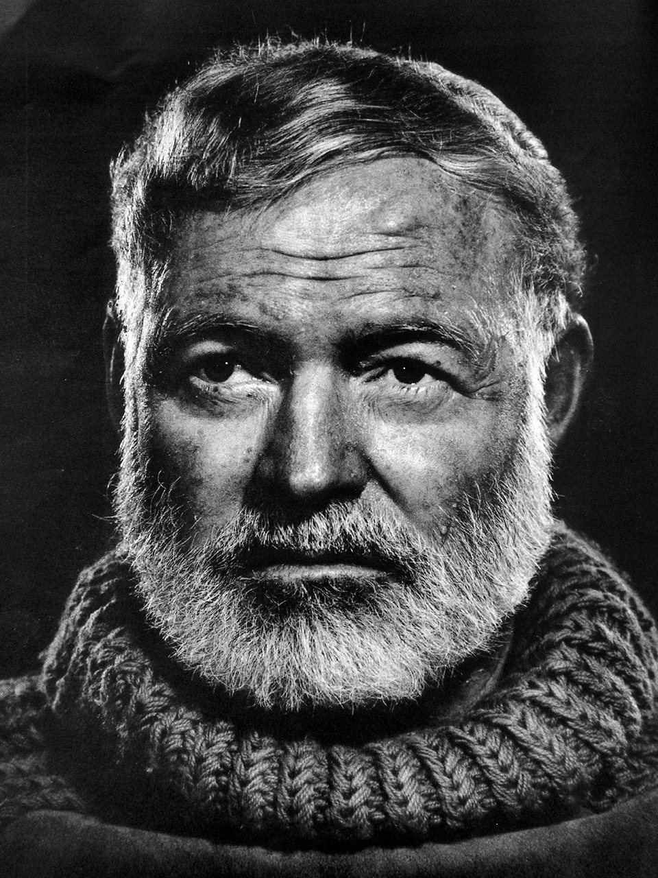 Crno-bijela fotografija Ernesta Hemingwaya. 