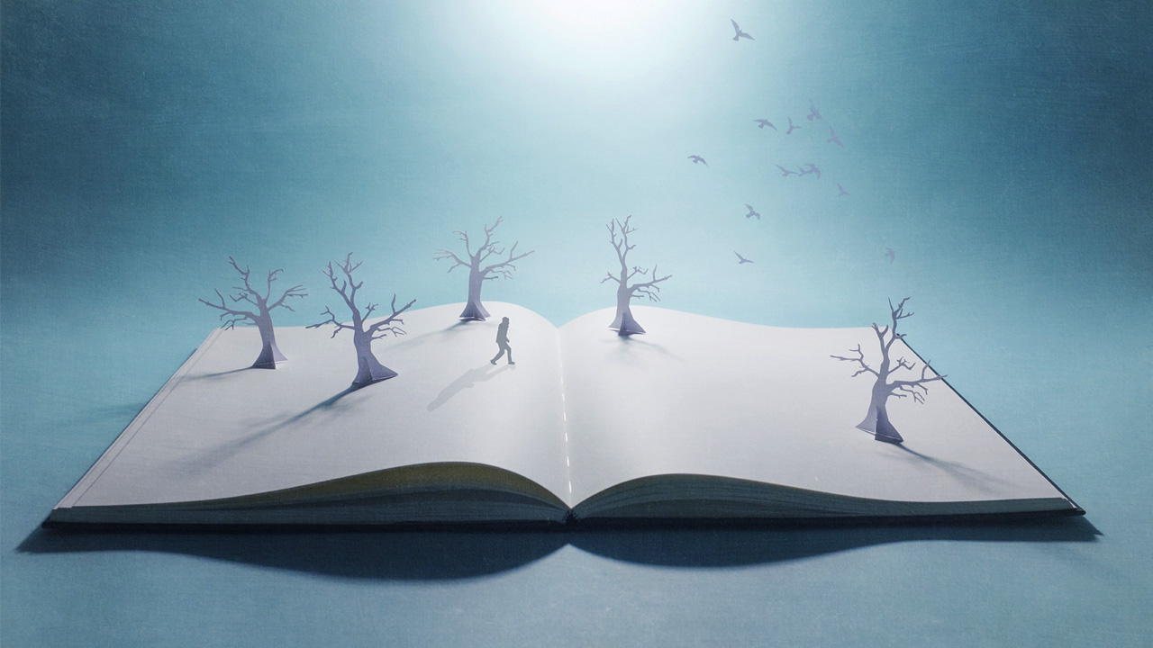 Otvorena prazna knjiga iz koje niču ogoljela stabla među kojima šeta junak mitskih priča.
