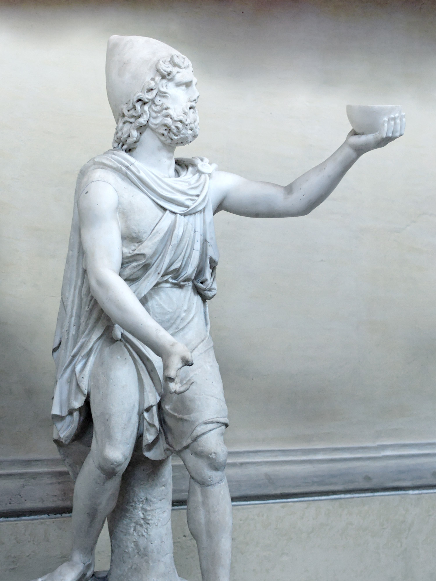 Kip Odiseja iz profila. U uzdignutoj lijevoj ruci drži zdjelicu. Statua ima otkinuti nos te palac i kažiprst desne ruke.