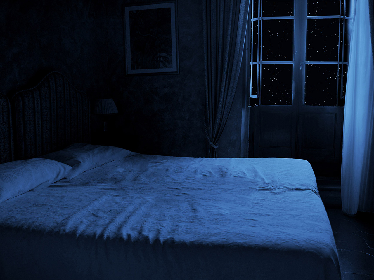 Noćni ugođaj dominantnih plavih tonova - spavaća soba, krevet, jastuci...