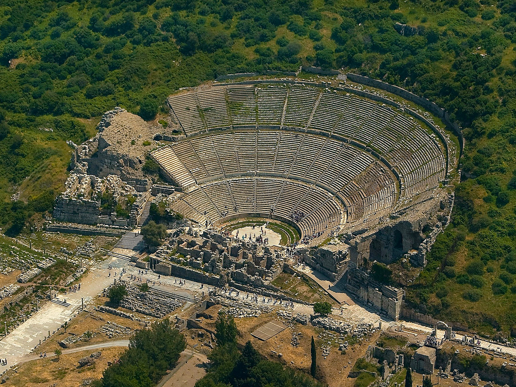Starogrčko kazalište, amfiteatar polukružnih kamenih tribina i pozornicom u podnožju istih.