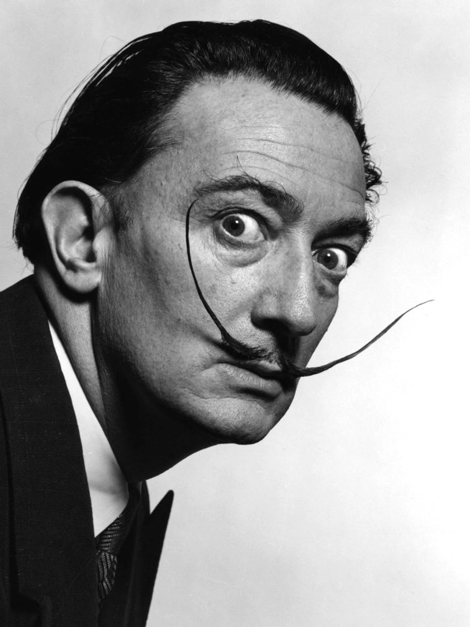 Crno-bijela fotografija Salvadora Dalíja. 
