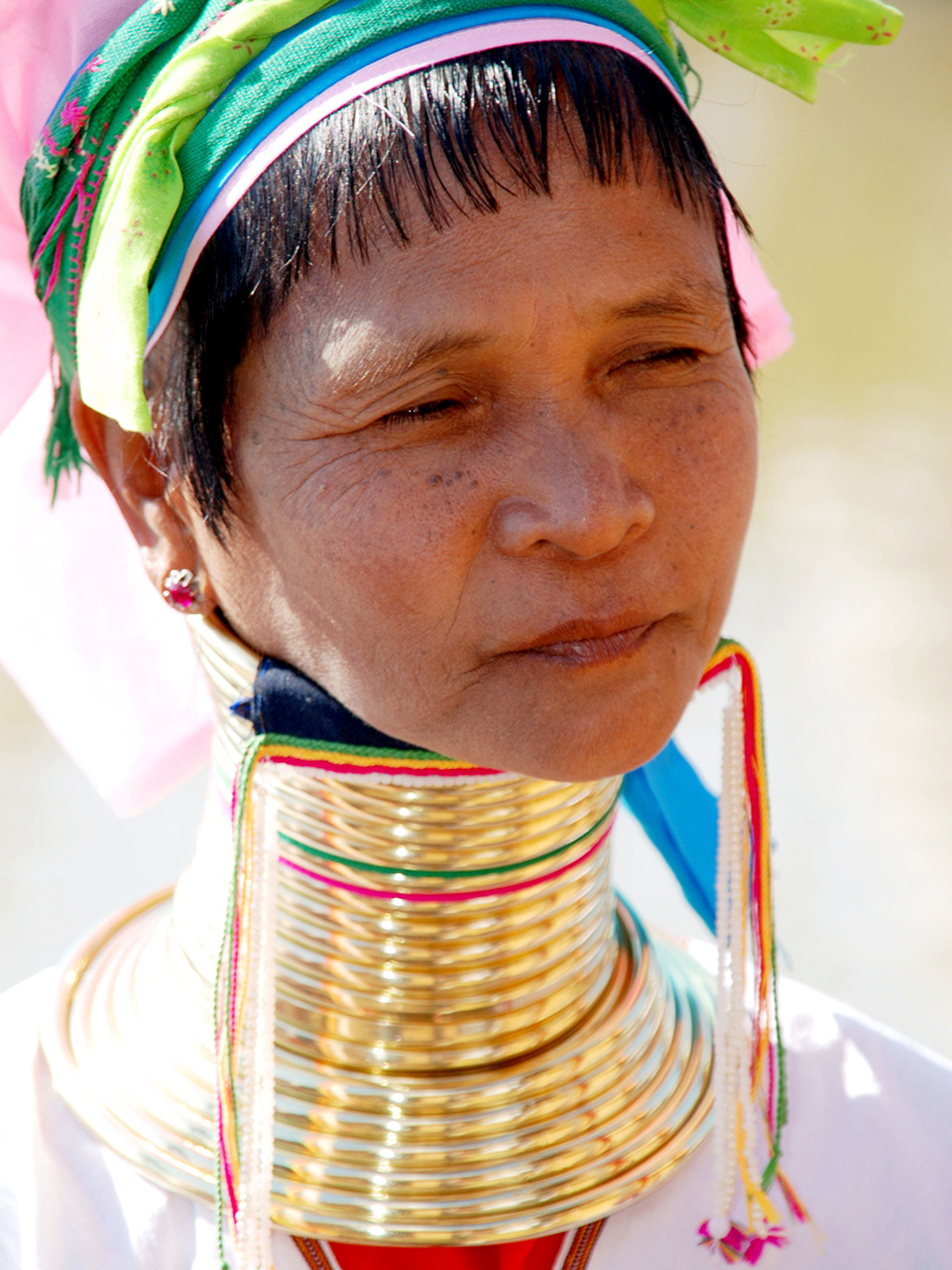Žena iz Mianmara s mnoštvom zlatnih obruča oko vrata. 