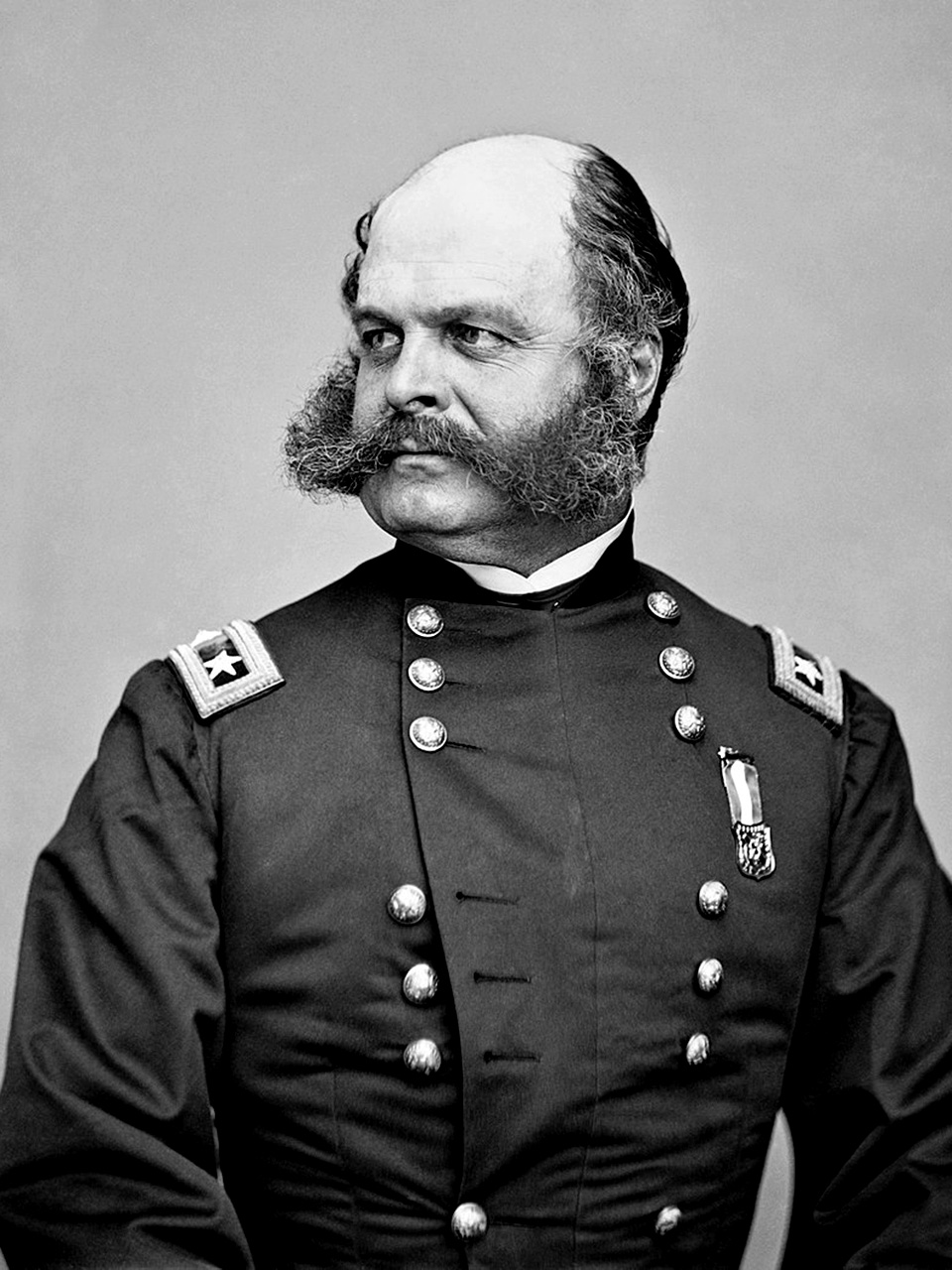 Muškarac s njegovanom bradom i brkovima iz 19. st. u uniformi američke vojske. 