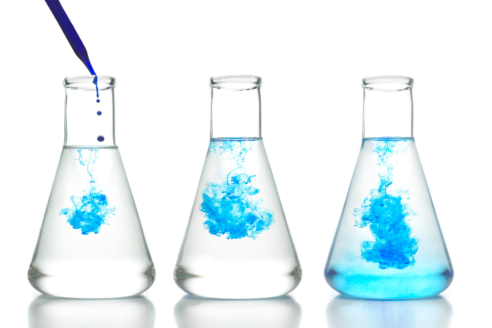 Tinta umetnuta u posudi s vodom širit će se difuzijom niz koncentracijski gradijent sve dok se koncentracije tinte u cijeloj posudi ne izjednače.