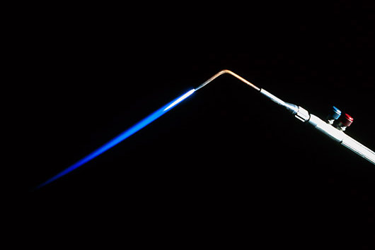 Izgaranje smjese kisika i plina etina. Etin gori plavim plamenom.