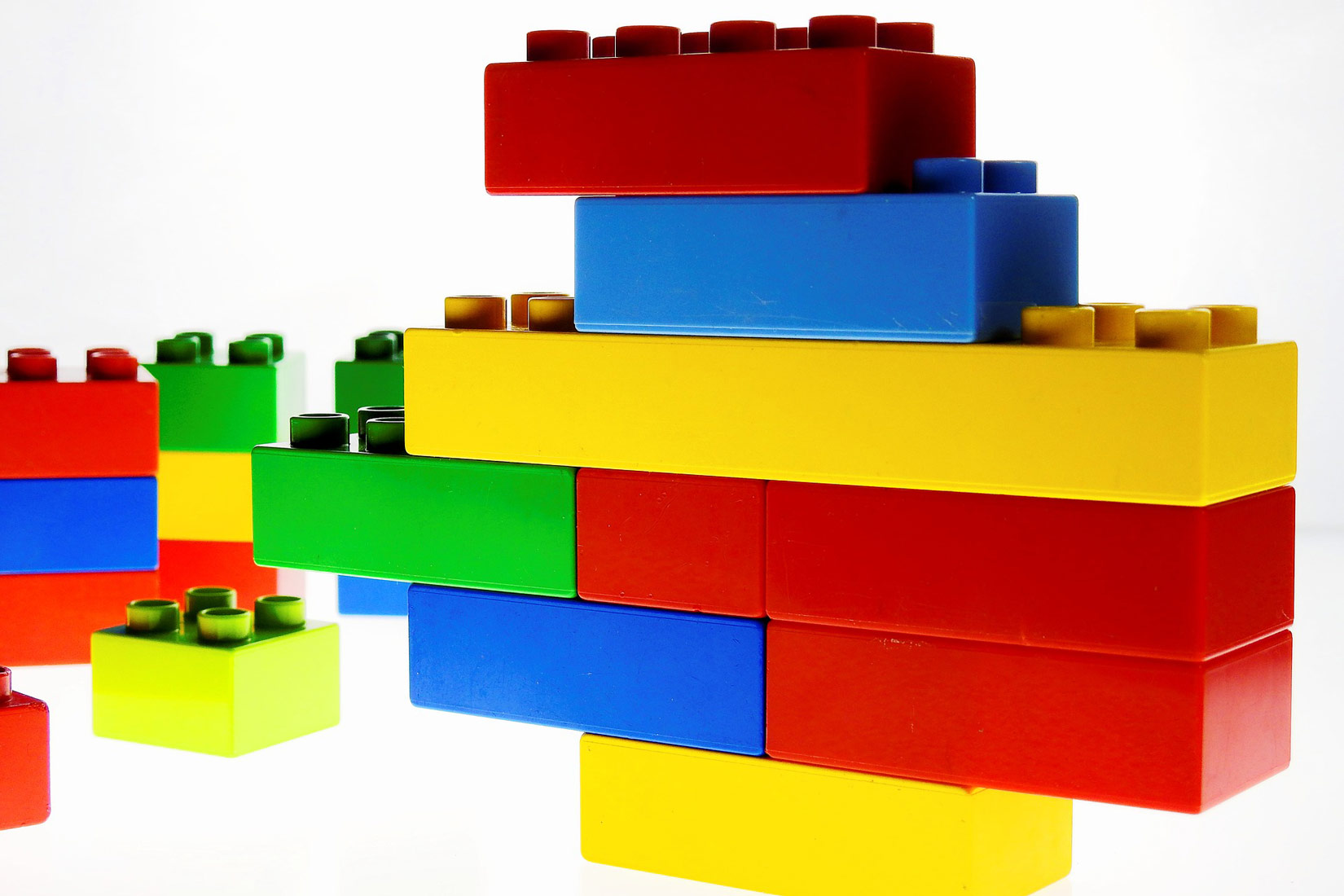 Fotografija prikazuje razonobojne lego-kocke.