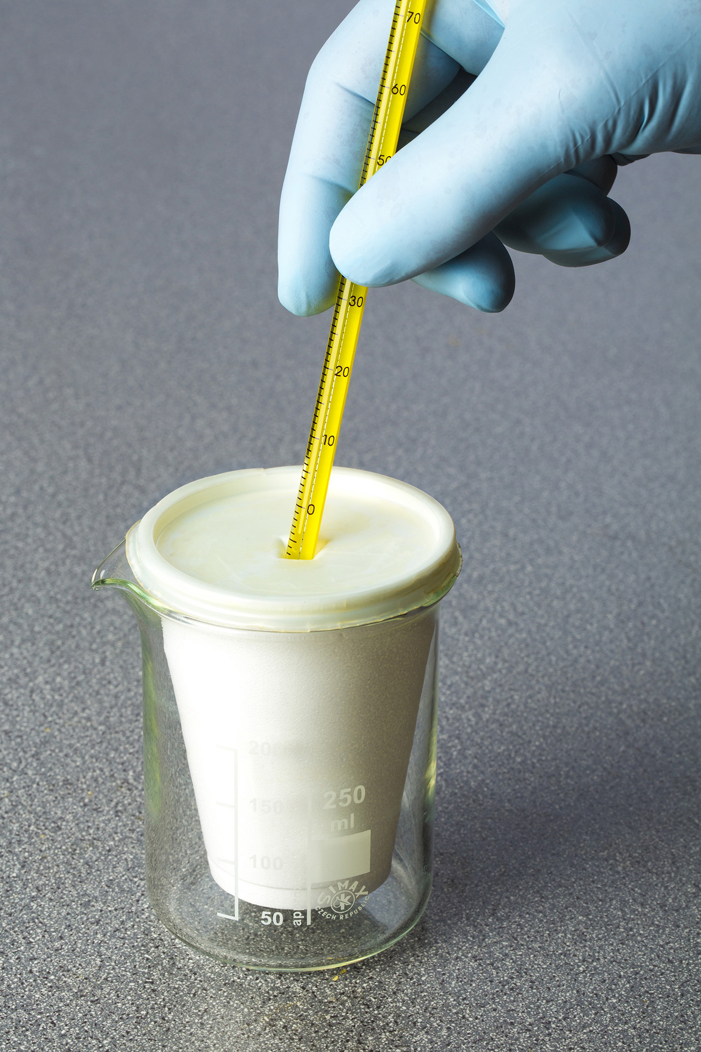 Jednostavan kalorimetar sastoji se od termometra i staklene čaše u koju je smještena i druga manja plastična čaša. Unutarnja čaša sadržava poznatu masu vode, dok vanjska čaša sprječava prijenos topline iz okoline u reakcijsku smjesu i obratno.