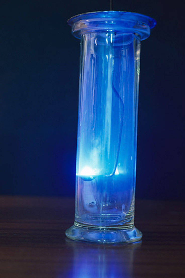 Elementarni sumpor u posudi s kisikom gori svjetloplavim plamenom, a kao produkt nastaje sumporov(IV) oksid.