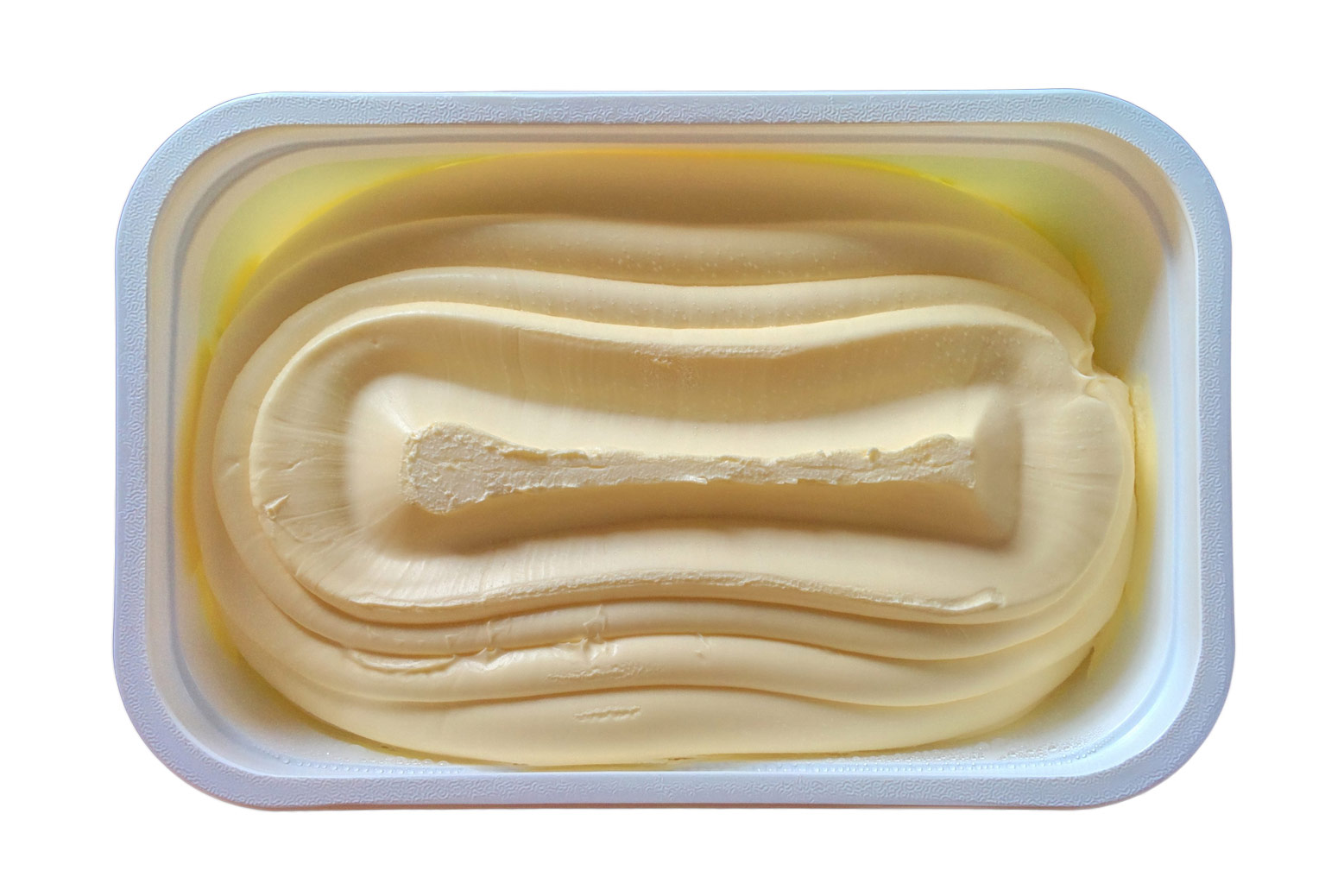 Na fotografiji je margarin u plastičnoj posudi.