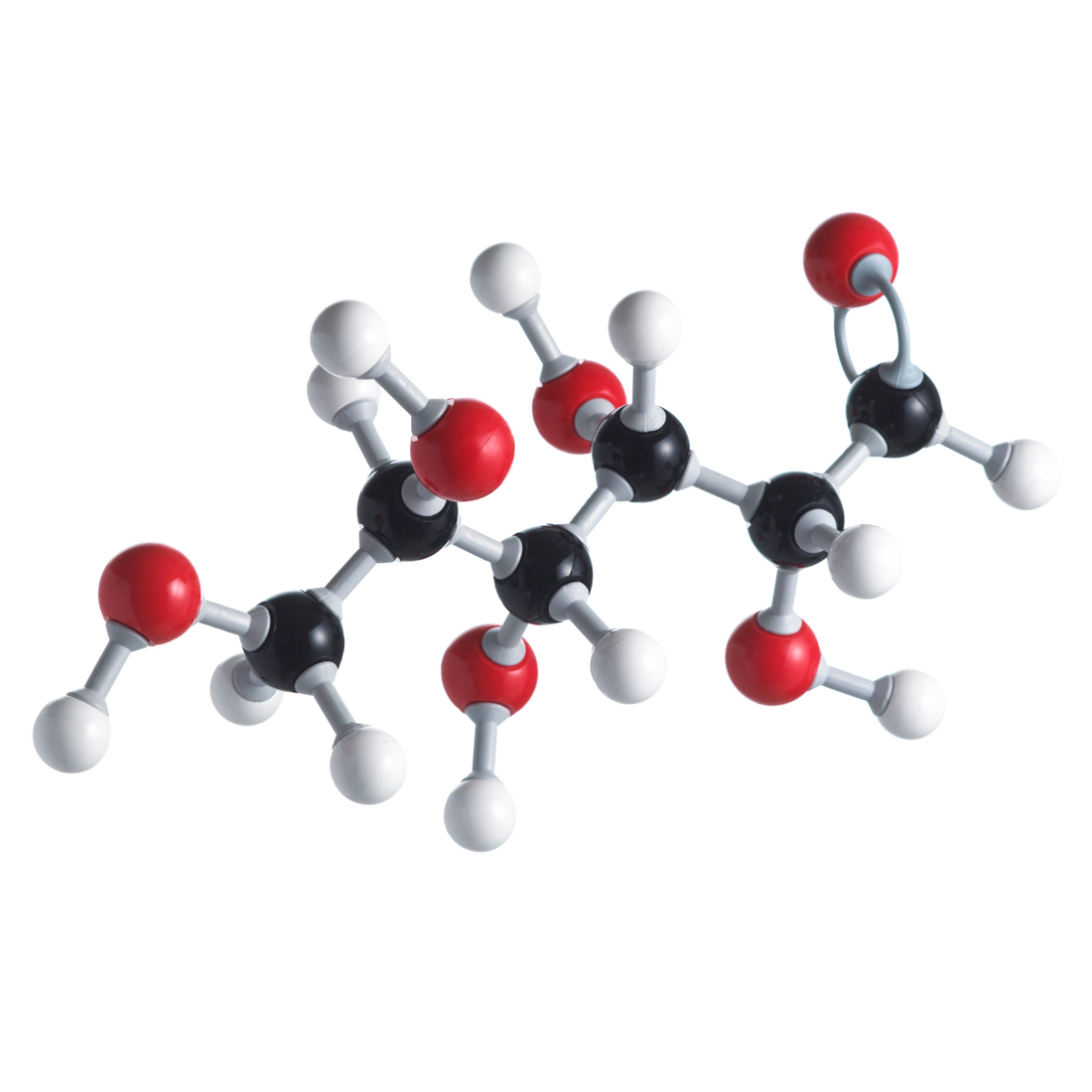 Model prikazuje molekulu glukoze u lančanom obliku. Crnim kuglicama prikazano je 6 atoma ugljika, crvenom 6 atoma kisika, a bijelom 12 atoma vodika.