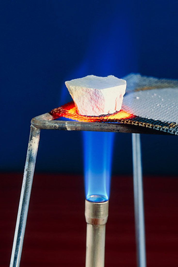 Žarenje kalcijeva karbonata; Iznad plamena se vidi komad bijelog kalcijeva karbonata.