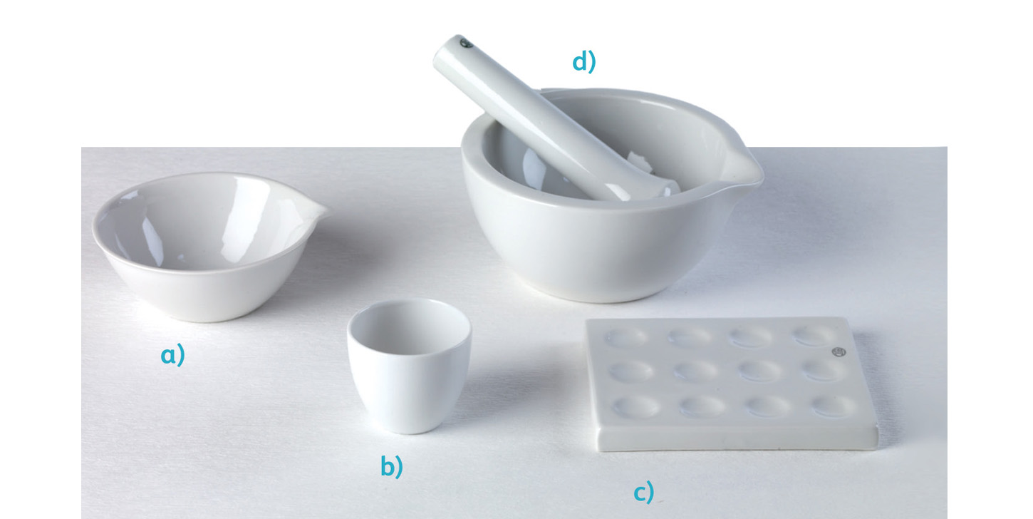 Slika prikazuje porculansko posuđe. Laboratorijsko posuđe izrađeno od porculana je: a) porculanska zdjelica, b) porculanski lončić, c) porculanske jažice (izgledaju kao pločica s plitkim udubljenjima pravilno raspređenim u tri reda) i d) tarionik s tučkom (porculanska posuda s okruglim porculanskim štapom zaobljenim pri vrhu koji se zove tučak ;služi za usitnjavanje kemikalija).