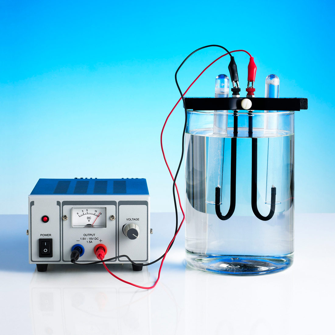 Prikazan je uređaj za elektrolizu vode Sastoji se od kvadratnog uređaja iz kojeg izlaze dvije elektrode (akumulator struje). Elektrode (jedna je označena crvenom a druga plavom bojom) odlaze do poklopca posude u obiku valjka ili cilindra. U posudi se nalazi voda. Na elektrode, s druge strane poklopca se nastavljaju dvije šipke u obliku kuka, koje ulaze u vodu.