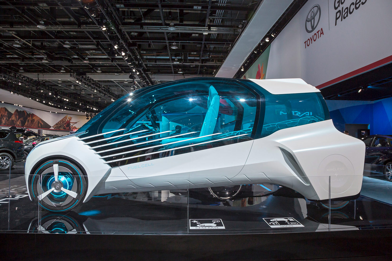Slika prikazuje bijelo vozilo s prozirnim plavim gornjim dijelom.Pokreće se na vodik kao gorivo.Vodikovo vozilo predstavljeno na salonu automobila u Detroitu 2016.