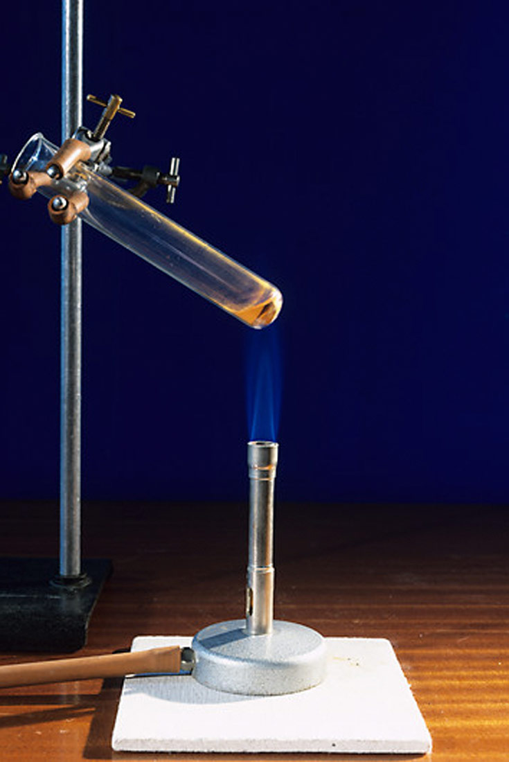 Na slici je prikazano razlaganje (piroliza ) živina(II) oksida.U epruveti se nalazi živin oksid .Epruveta je postavljena pod kosim kutem nad plamenikom i pričvršćena je za stativ.