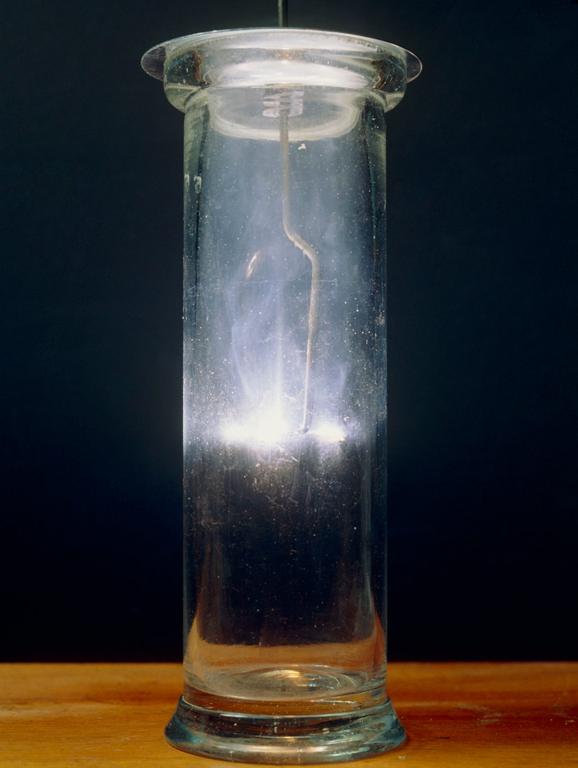 Fotografija prikazuje gorenje kalcija u kisiku. Kalcij gori intenzivnim bijelim plamenom.