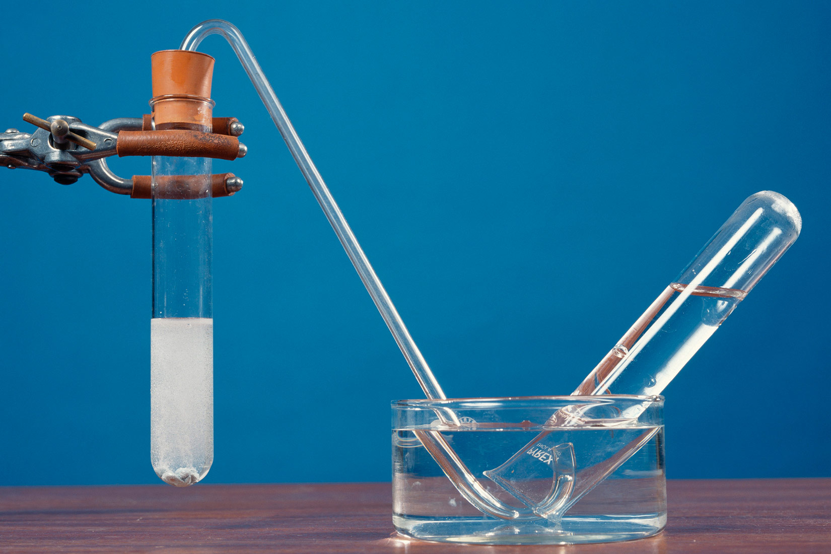 Reakcijom cinka i klorovodične kiseline nastaje otopina soli i plin vodik. Na dnu epruvete je bijeli zrnati prah.