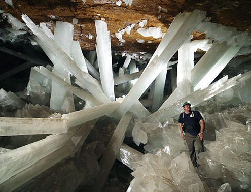 Geolog u špilji kristala (^ ICueva de los Cristales ^ i) u rudniku Naica, Chihuahua, Meksiko. Okružen je golemim stupovima minerala selenita.