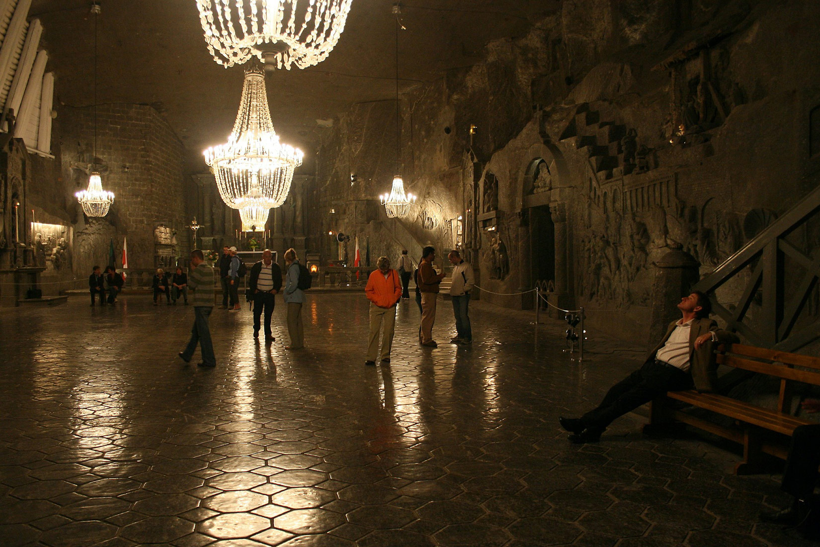 Fotografija prikazuje rudnik soli Wieliczka u Poljskoj blizu Krakowa. Veliki prostor osvijetljen je umjetnom rasvjetom, na bočnim stranama prostora vidljive su naslage soli.