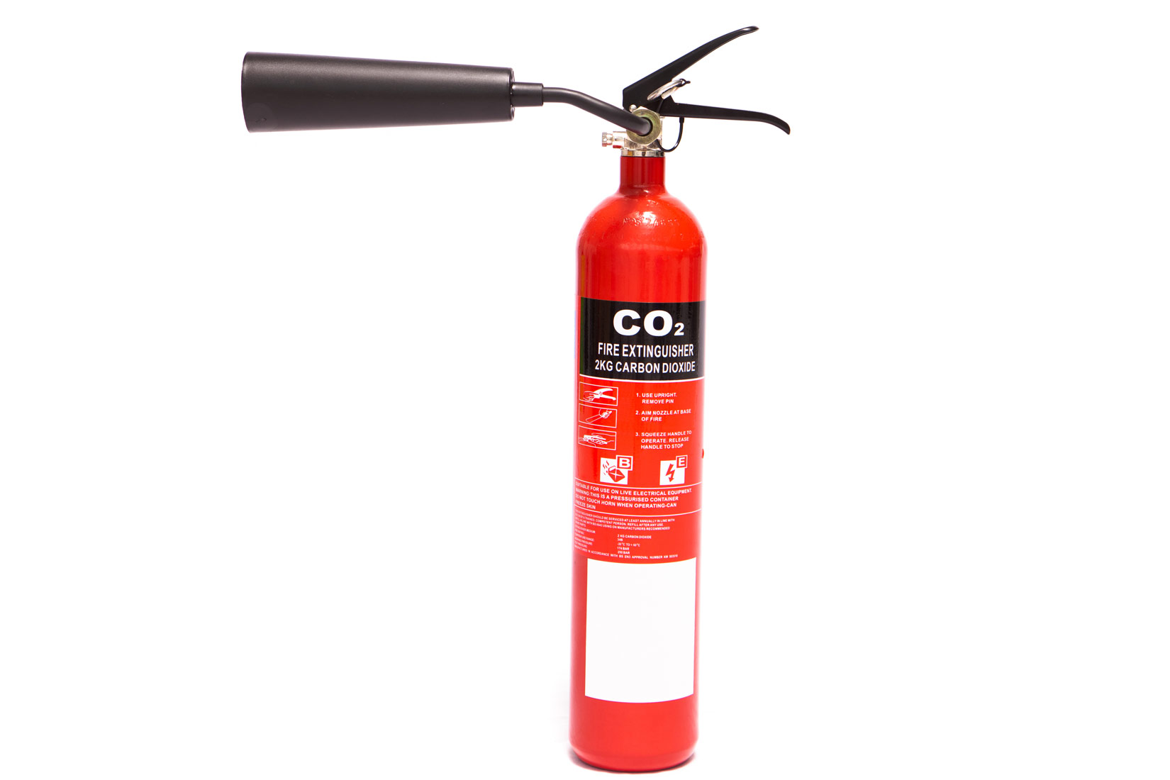 Fotografija prikazuje aparat za gašenje požara, crvenu metalnu bocu koja na vrhu ima mlaznicu kroz koju izlazi sadržaj boce.