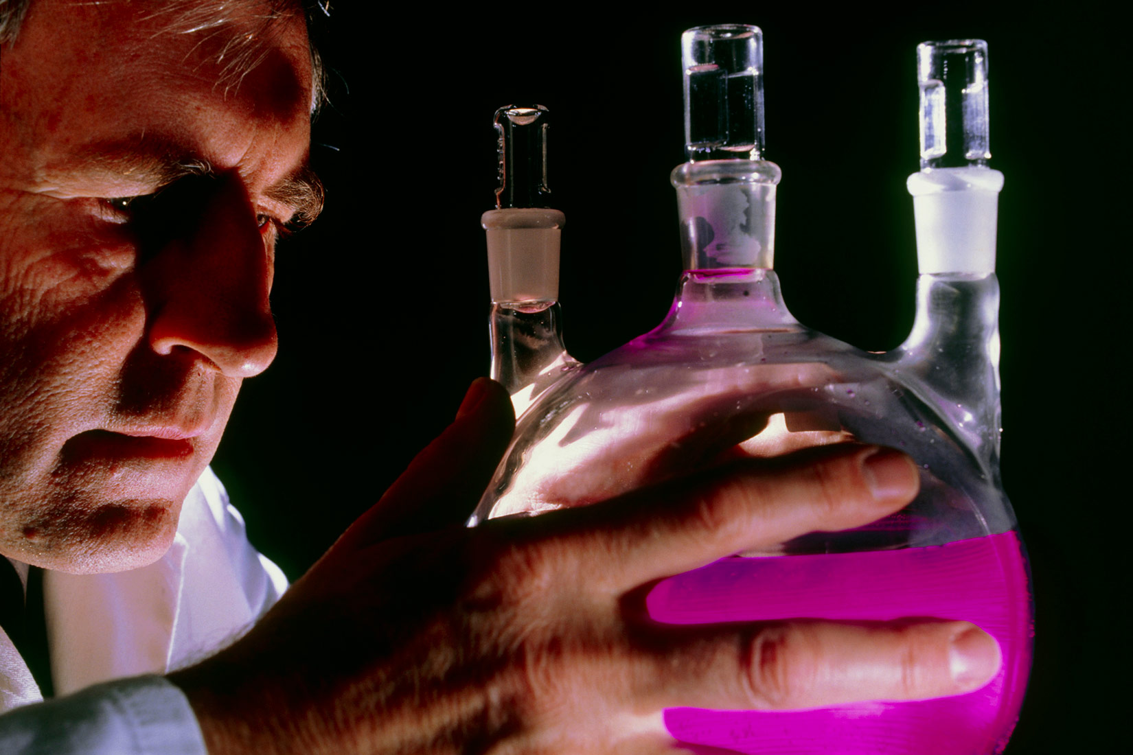 Fotografija prikazuje otopinu fulerena, molekule koja se sastoji od 60 ugljikovih atoma. Otopina je intenzivne ljubičaste boje.