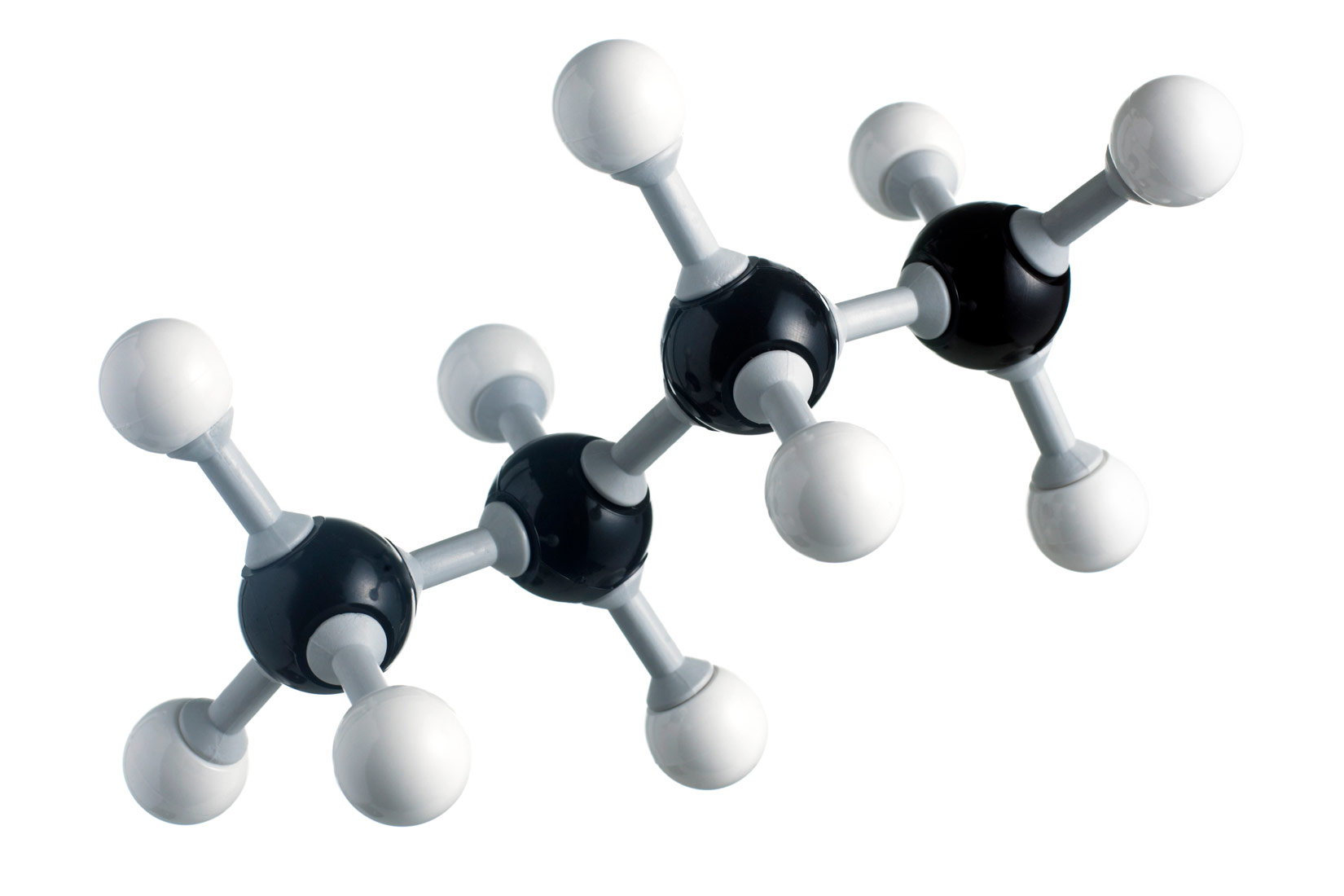 Fotografija prikazuje model molekule butana načinjen od kuglica i štapića. Molekula je ravnolančana. Prvi i zadnji atom ugljika u lancu, povezani su jednostrukim vezama s po tri atoma vodika. Srednji atomi ugljika povezani s s po dva atoma vodika.