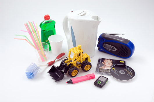 Fotografija prikazuje mnoštvo predmeta koje koristimo u svakodnevnom životu, a načinjeni su od plastike: slamke, mobitel, radio, bocu deterdženta za pranje posuđa, četku za pranje boca, CD, igračku, kuhalo za vodu, plastičnu čašu i flomaster.