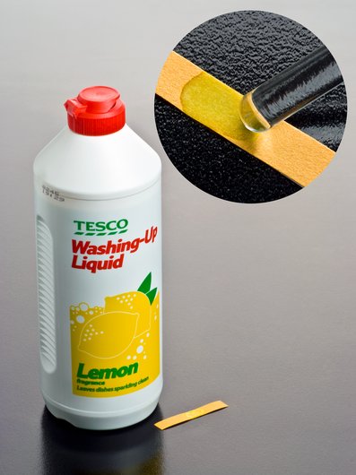 S pomoću univerzalnog indikatorskog papira ispitana je pH-vrijednost sredstva za pranje. Početna žuta boja indikatora mijenja se u svjetlozelenu boju, što znači da je sredstvo za pranje blago lužnato.