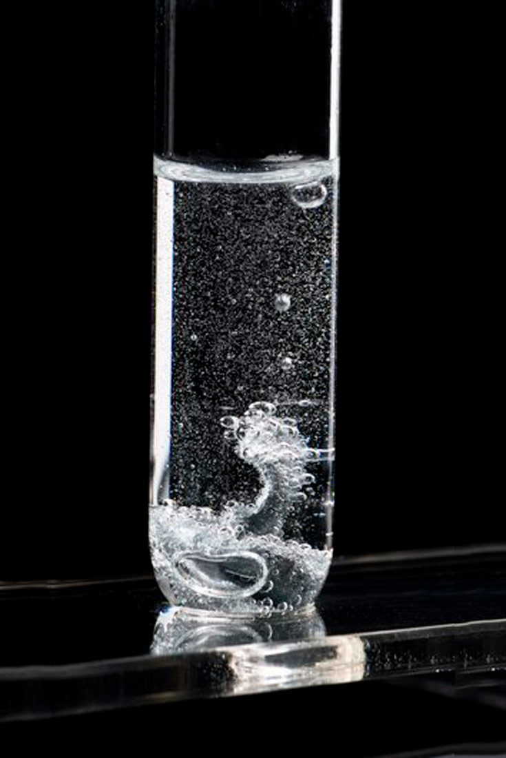 U epruvetu se ulije nekoliko mililitara razrijeđene klorovodične kiseline. Stavi se granula cinka i promatraju promjene.