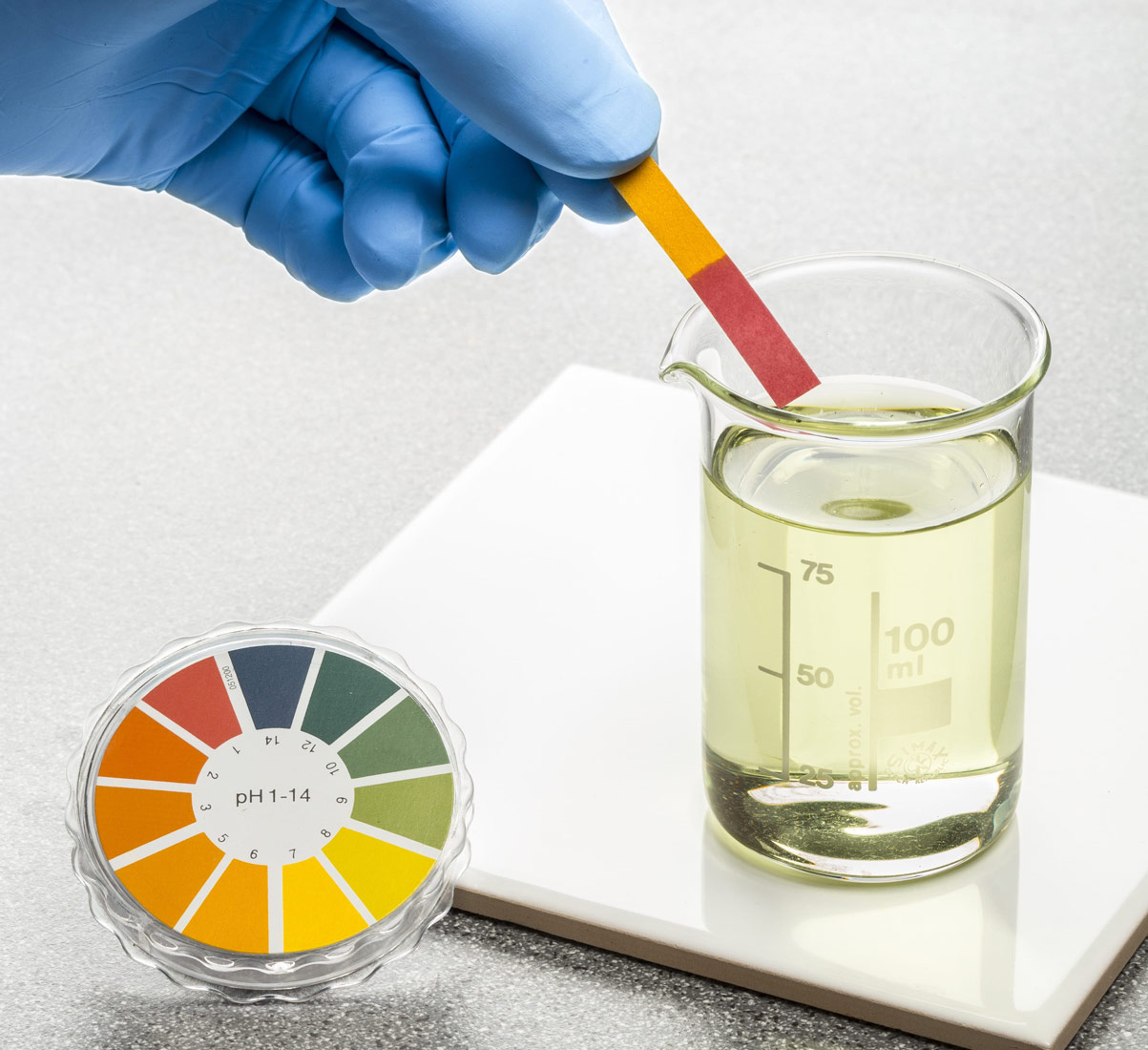 Određivanje kiselosti univerzalnim indikatorskim papirićem. Uz papiriće je priložena skala boja – žute, narančaste, crvene, plave i zelene. Kad uronimo papirić u kiselinu, on poprimi jednu od boja na skali. Tako možemo odrediti kiselost tekućine.