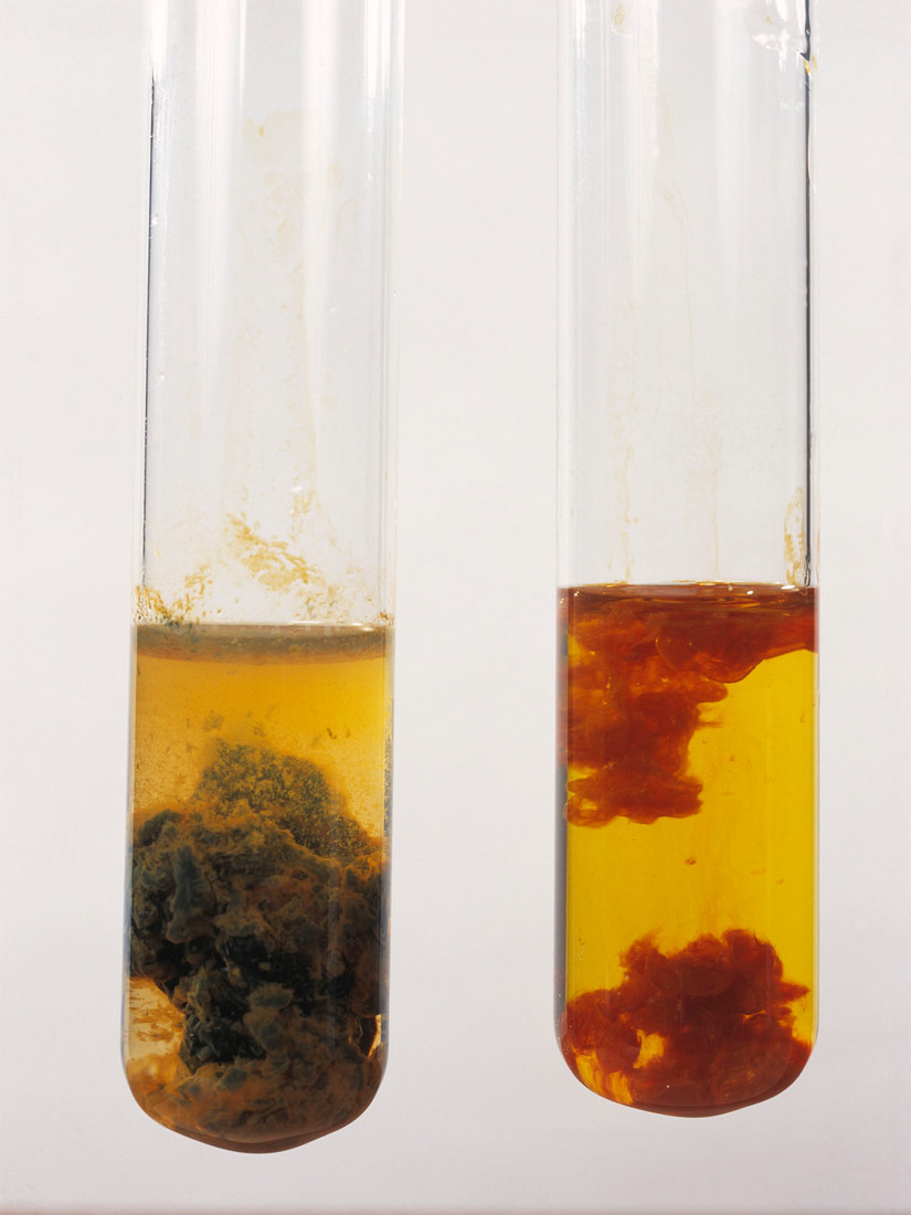 Na fotografiji su dvije epruvete. U prvoj je željezov(II)oksid zelene boje, a u drugoj željezov(III)oksid smeđe boje.