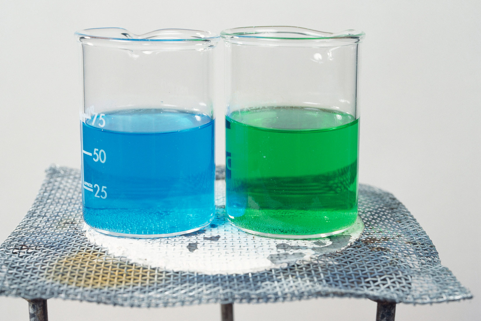 Otopina soli bakrova(II) klorida (zelena otopina ) i otopina soli bakrova(II) sulfata (plava otopina)