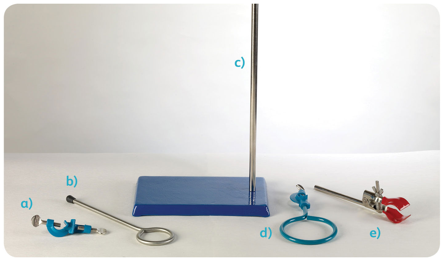 Na slici je prikazan metalni kemijski pribor: a) mufa (sastoji se od vijaka i dijela koji spaja vijak i donju podlogu, plave je boje b) metalni prsten (u obliku je nazubljenog prstena s ravnim produžetkom kao kod dugog ključa) c) metalni stativ (sastoji se od ravne plave podloge u obliku četverokuta s metalnim stativom u gornjem desnom kutu d) veći metalni prsten e) stezaljka (sastoji se od dvije šipke koje se pri vrhu šire kao male lopatice, spojene su vijkom ; služi za pričvrstiti neki materijal).