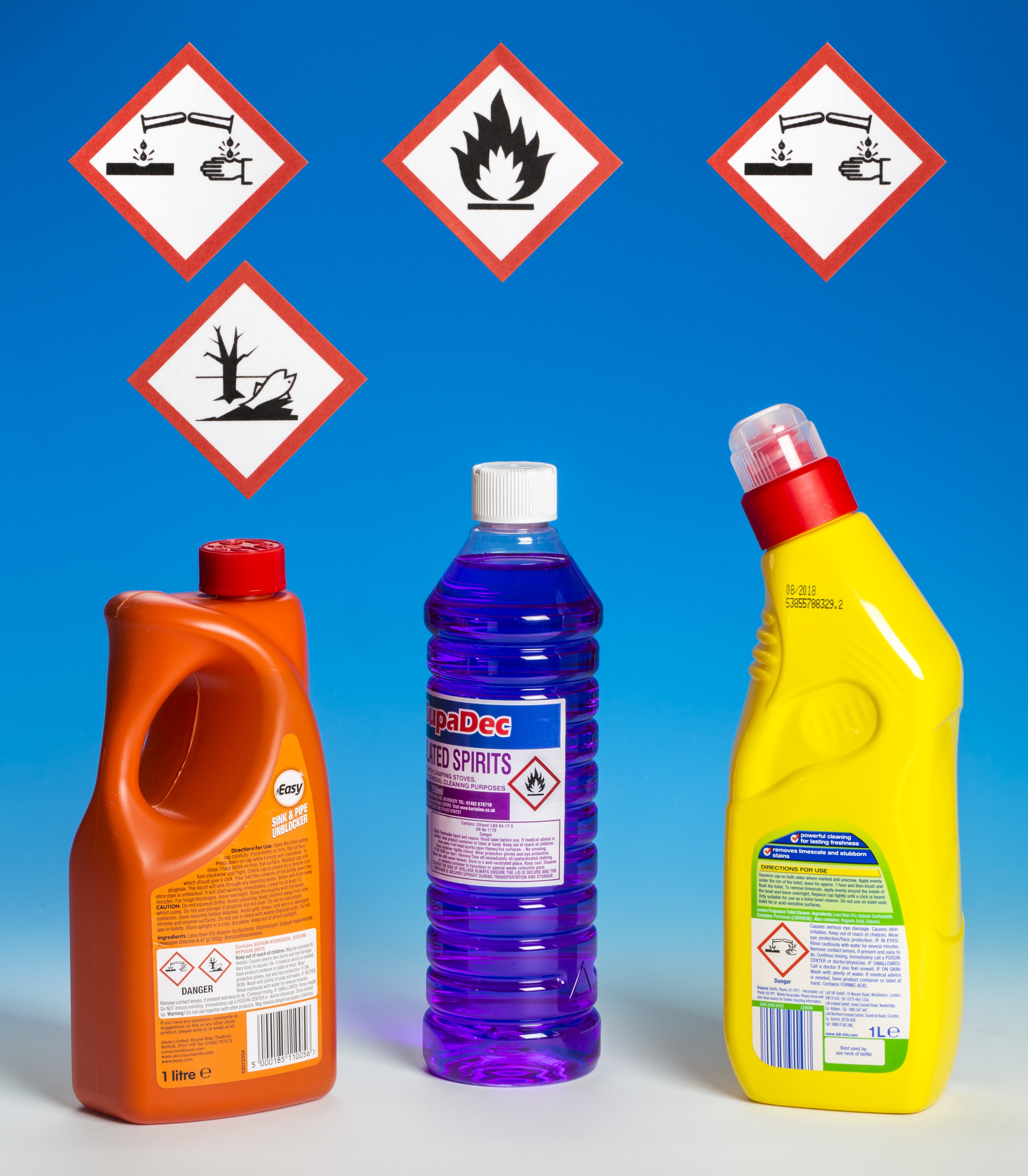 Na slici su prikazane tri plastične boce (narančasta, plava i žuta s piktogramima opsanosti) i iznad nacrtani najčešće istaknuti piktogrami opasnosti na pakiranju kemikalija koje rabimo u kućanstvu: zapaljivo (nacratan obris vatre), štetno za kožu (nacrtana epruveta iz koje kapa kemikalija na kožu), štetno za okoliš (nacrtano drvo , ispod kemikalija koja se izlijeva u zemlju). Crteži znakova opasnosti nacrtani su na bijeloj podlozi i uokvireni crvenom bojomu obliku romba (četverokuta).