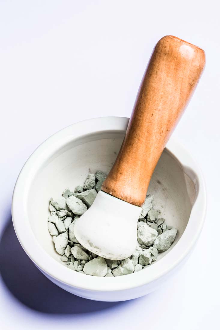 Slika prikazuje tarionik okruglog oblika , bijele boje s komadićima zelene gline i tučkom koji ima drvenu ručku. Tučak se nalazi u tarioniku i služi za usitnjavanje gline . Svojstva gline nisu se promjenila.i nije nastala nova tvar. Znači , radi se o fizikalnoj promjeni.