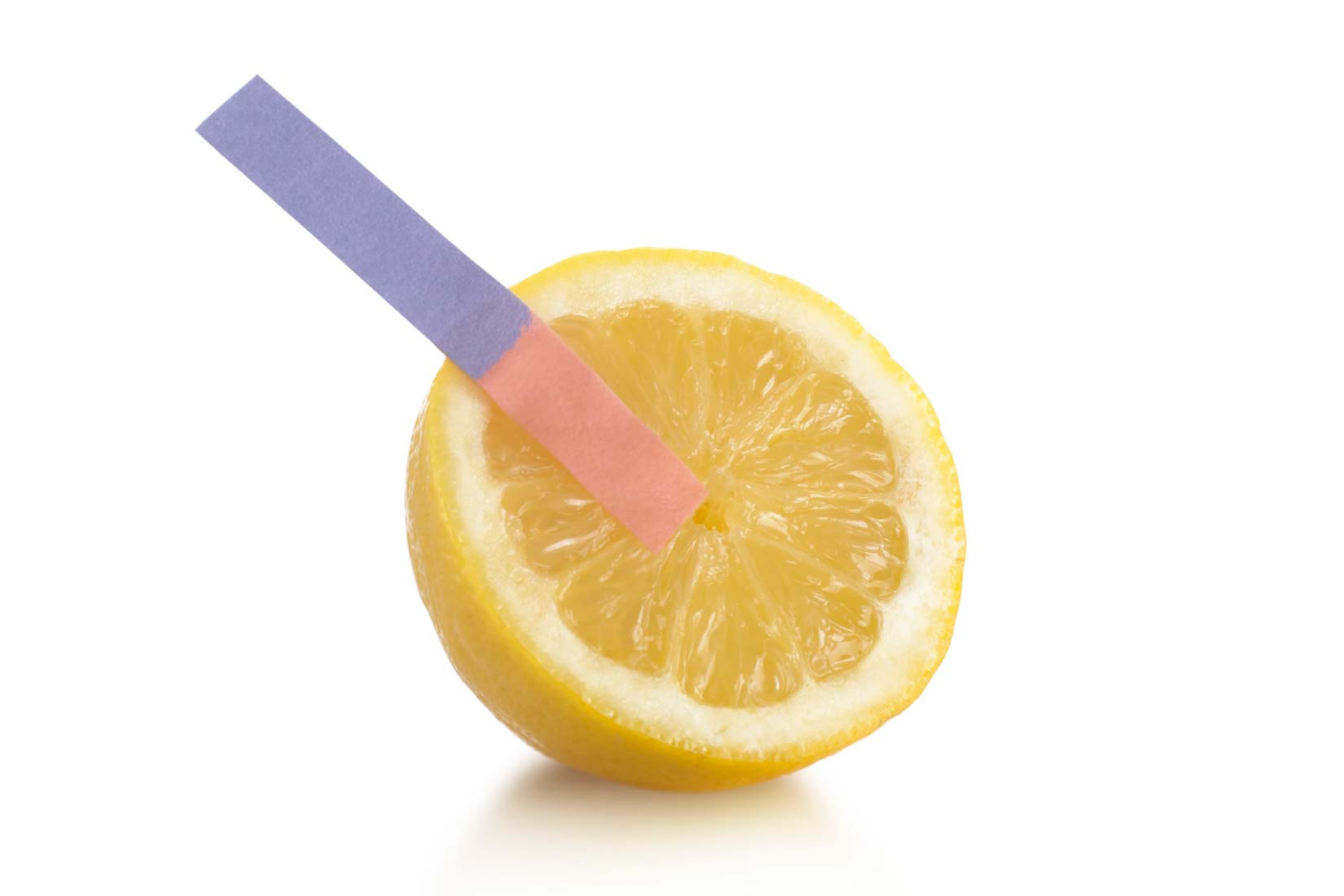 Na slici je prikazana polovica limuna. Na njega je stavljen plavi lakmus papir. Dio stavljen na limun je poprimio crvenu boju.